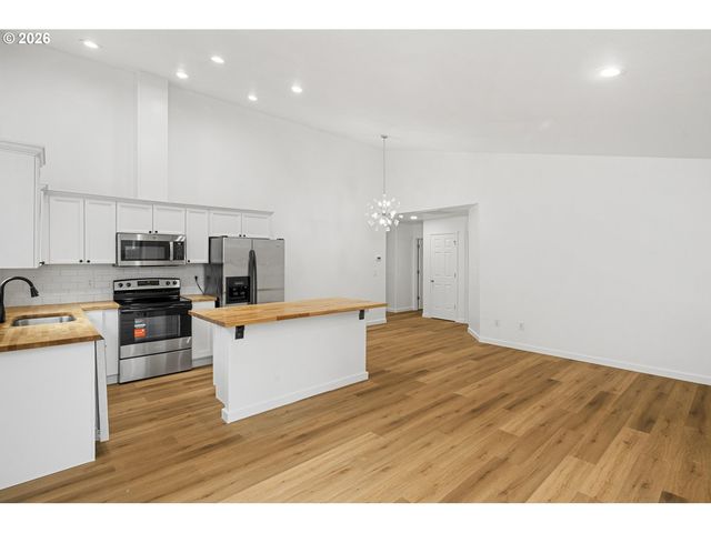 915 Ne MARINERS Loop, Portland, OR 97211