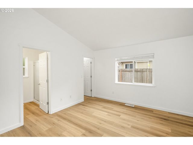 915 Ne MARINERS Loop, Portland, OR 97211