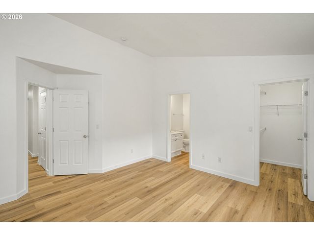 915 Ne MARINERS Loop, Portland, OR 97211
