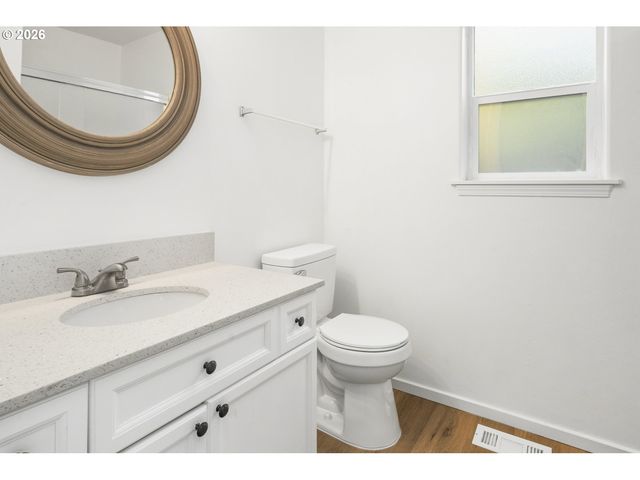 915 Ne MARINERS Loop, Portland, OR 97211