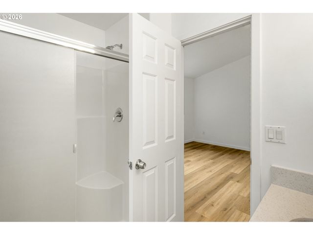 915 Ne MARINERS Loop, Portland, OR 97211