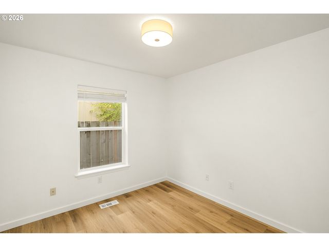 915 Ne MARINERS Loop, Portland, OR 97211
