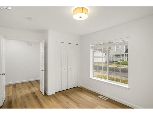 915 Ne MARINERS Loop, Portland, OR 97211