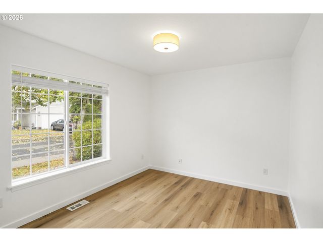 915 Ne MARINERS Loop, Portland, OR 97211