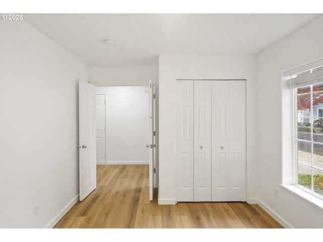915 Ne MARINERS Loop, Portland, OR 97211