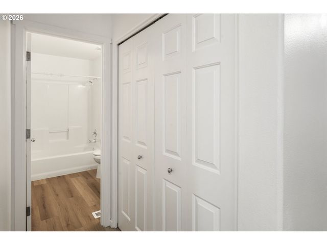 915 Ne MARINERS Loop, Portland, OR 97211