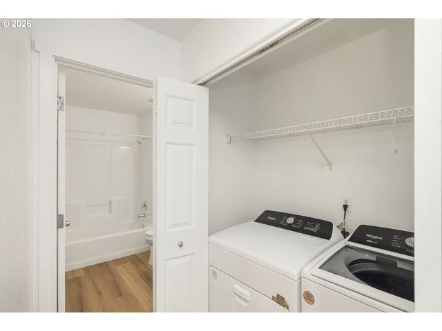 915 Ne MARINERS Loop, Portland, OR 97211