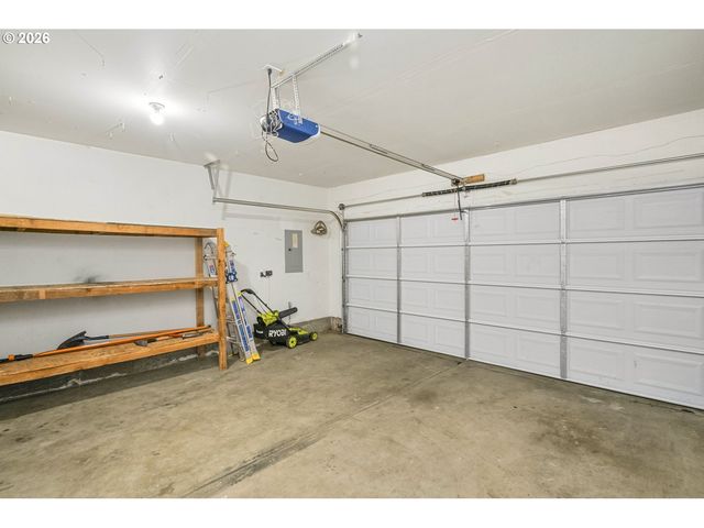 915 Ne MARINERS Loop, Portland, OR 97211