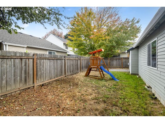 915 Ne MARINERS Loop, Portland, OR 97211