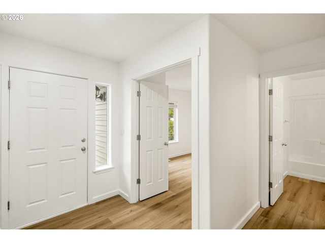 915 Ne MARINERS Loop, Portland, OR 97211