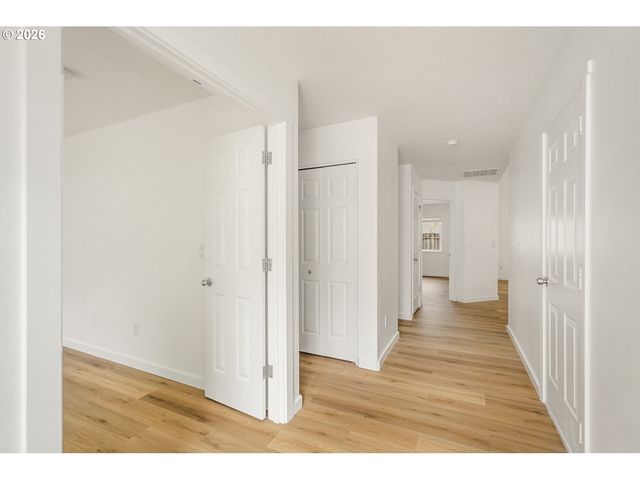 915 Ne MARINERS Loop, Portland, OR 97211