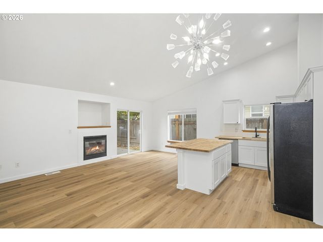 915 Ne MARINERS Loop, Portland, OR 97211