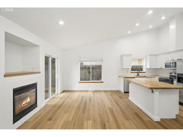 915 Ne MARINERS Loop, Portland, OR 97211