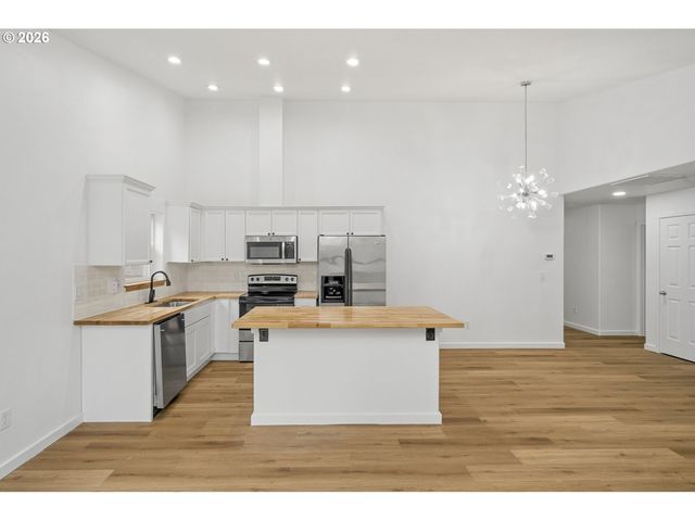 915 Ne MARINERS Loop, Portland, OR 97211