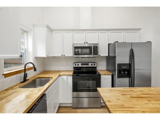 915 Ne MARINERS Loop, Portland, OR 97211