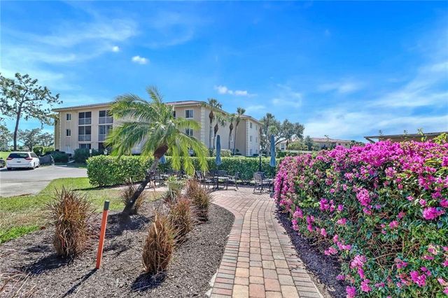 1025 Foxfire LN # 110, Naples, FL 34104