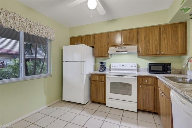 1025 Foxfire LN # 110, Naples, FL 34104