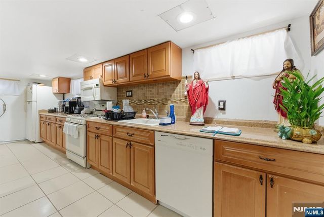 407 3rd Avenue, Newark, NJ 07107