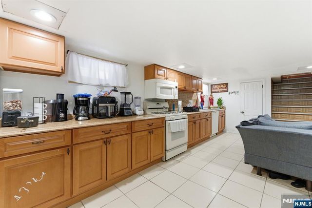 407 3rd Avenue, Newark, NJ 07107