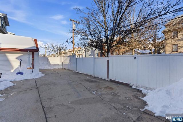 407 3rd Avenue, Newark, NJ 07107