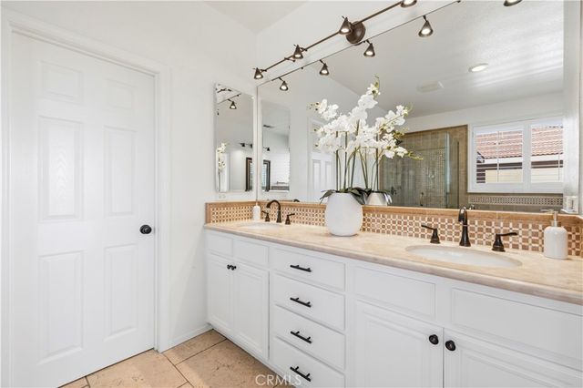 29207 Avenida Avila, Valencia, CA 91354