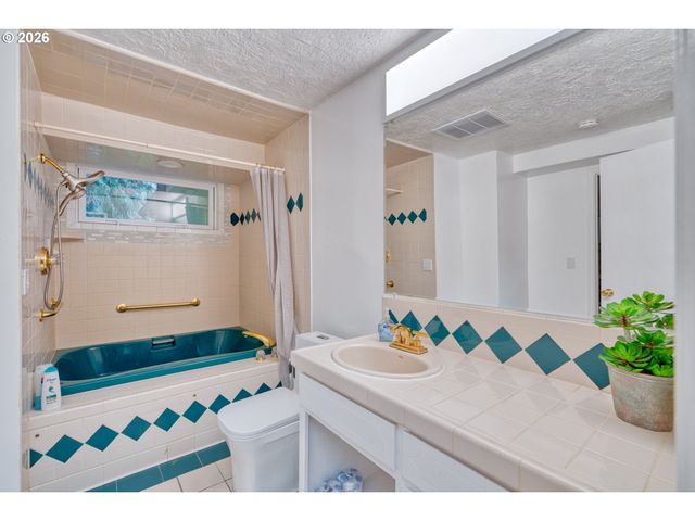 69437 E VINE MAPLE Dr, Rhododendron, OR 97049