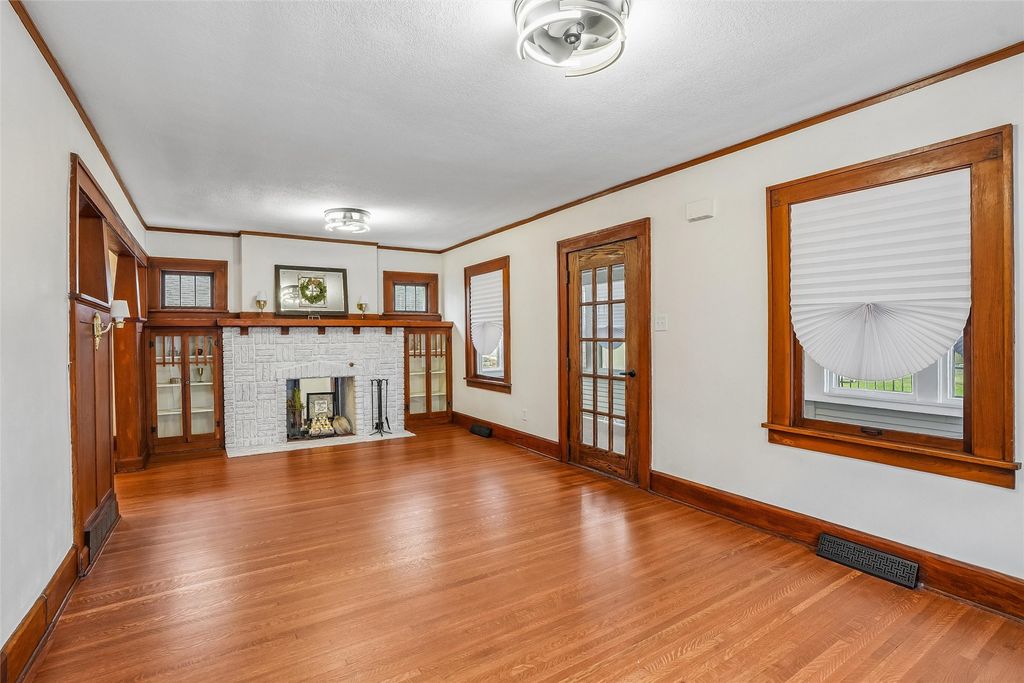 3311 Pleasant Street, Des Moines, IA 50312