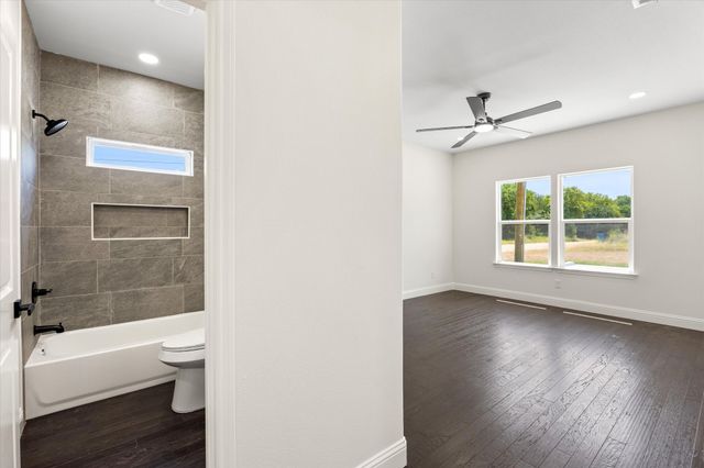 5660 Lone Star Circle, Granbury, TX 76048