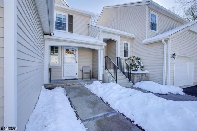 78 Carriage Ln, Newton Town, NJ 07860