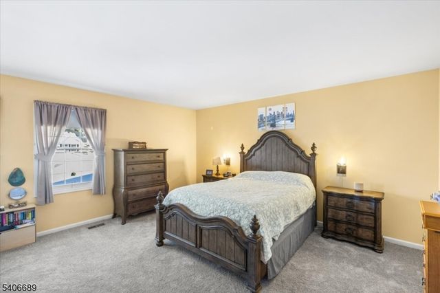 78 Carriage Ln, Newton Town, NJ 07860