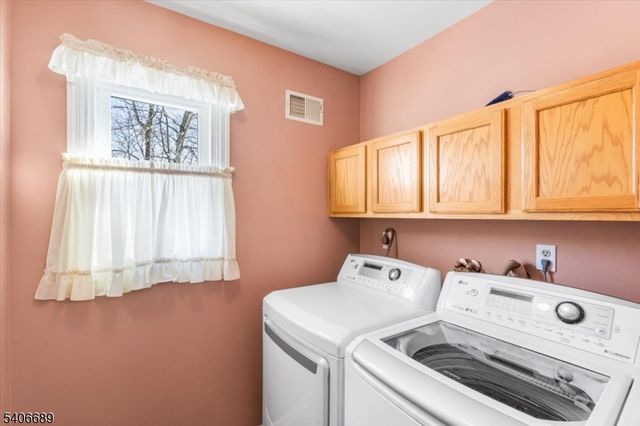 78 Carriage Ln, Newton Town, NJ 07860