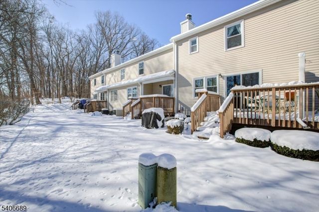 78 Carriage Ln, Newton Town, NJ 07860