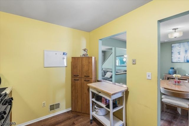 78 Carriage Ln, Newton Town, NJ 07860