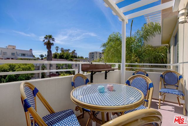 1430 S Beverly Glen Boulevard 303, Los Angeles, CA 90024