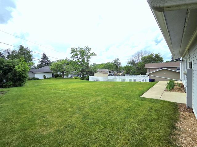21W105 Flamingo Lane, Lombard, IL 60148