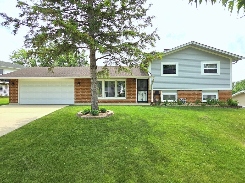 21W105 Flamingo Lane, Lombard, IL 60148
