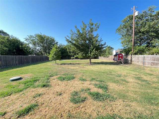 631 Stagecoach Drive, Oak Point, TX 75068
