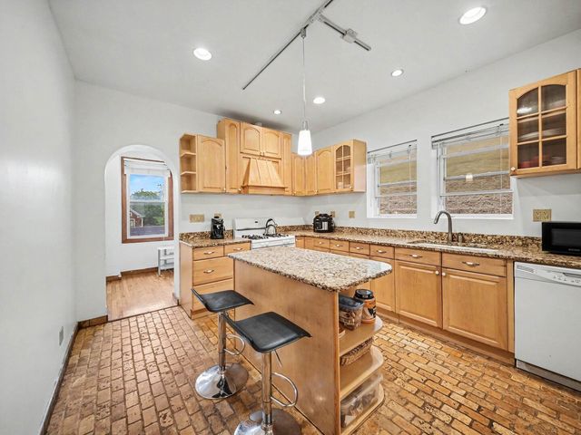 4749 N Dover Street, Chicago, IL 60640