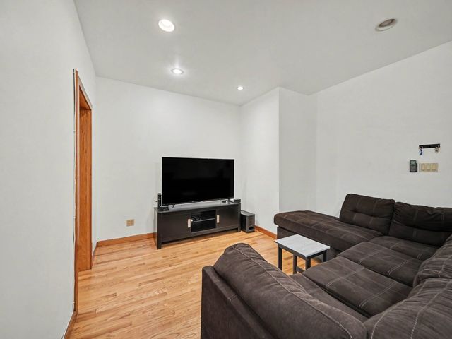 4749 N Dover Street, Chicago, IL 60640