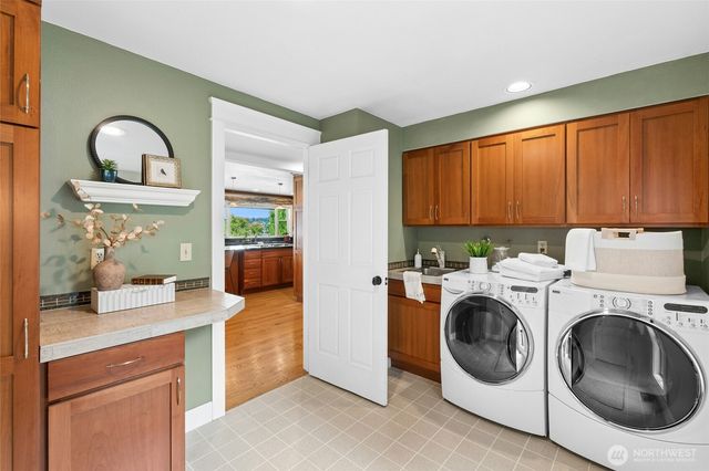 12530 Holmes Point Drive NE, Kirkland, WA 98034