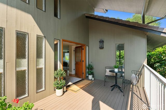 12530 Holmes Point Drive NE, Kirkland, WA 98034