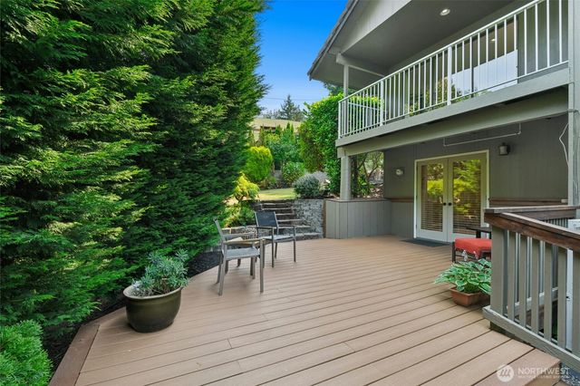 12530 Holmes Point Drive NE, Kirkland, WA 98034