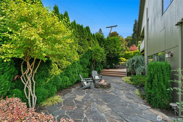 12530 Holmes Point Drive NE, Kirkland, WA 98034
