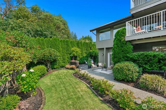 12530 Holmes Point Drive NE, Kirkland, WA 98034