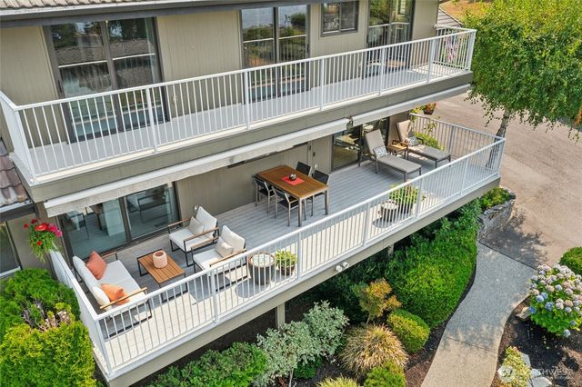 12530 Holmes Point Drive NE, Kirkland, WA 98034