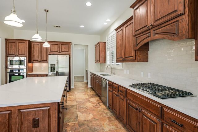 560 Aspen DR, Austin, TX 78737