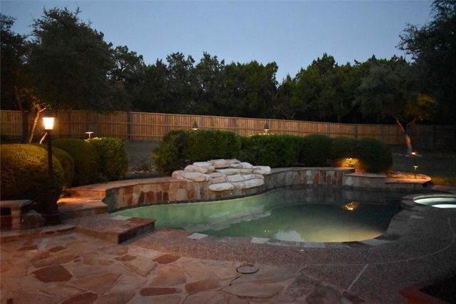 560 Aspen DR, Austin, TX 78737