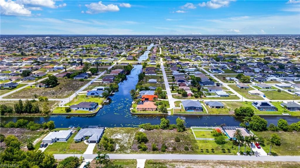 Image 10 of property listing at 301 NW 5th TER, Cape Coral, FL 33993