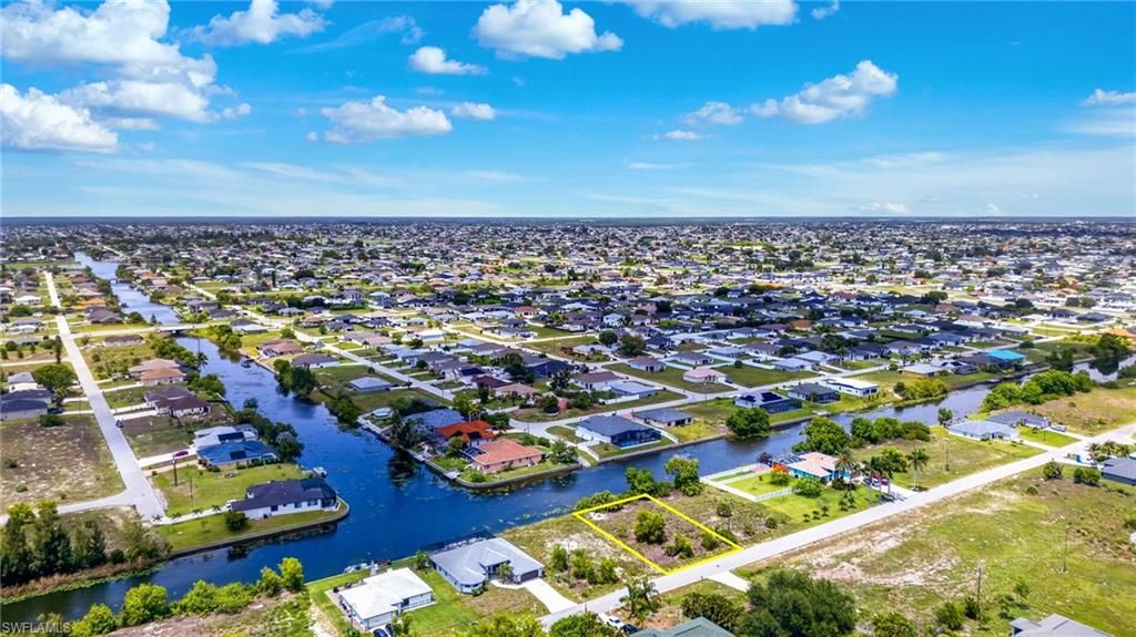 Image 4 of property listing at 301 NW 5th TER, Cape Coral, FL 33993