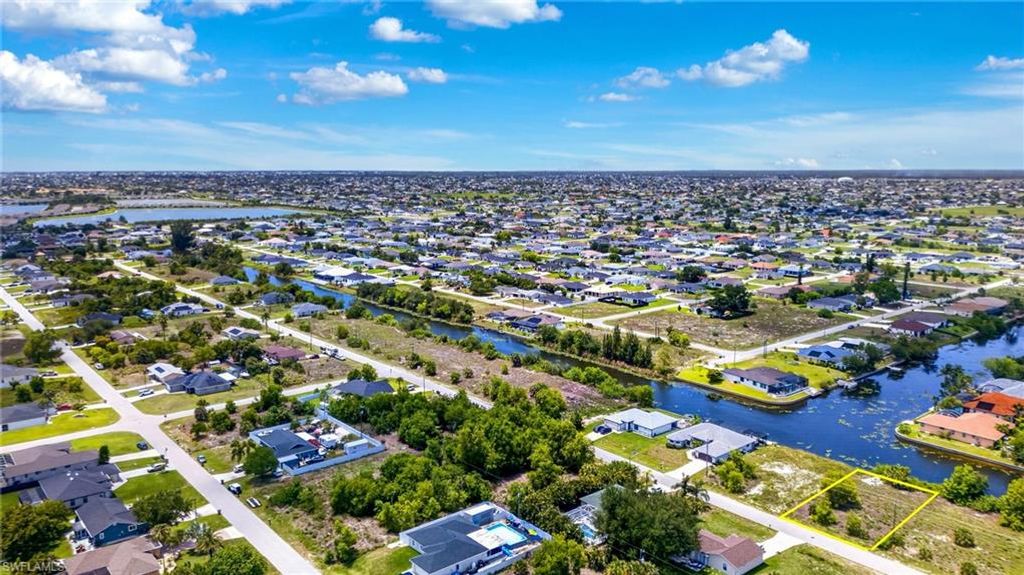 Image 6 of property listing at 301 NW 5th TER, Cape Coral, FL 33993